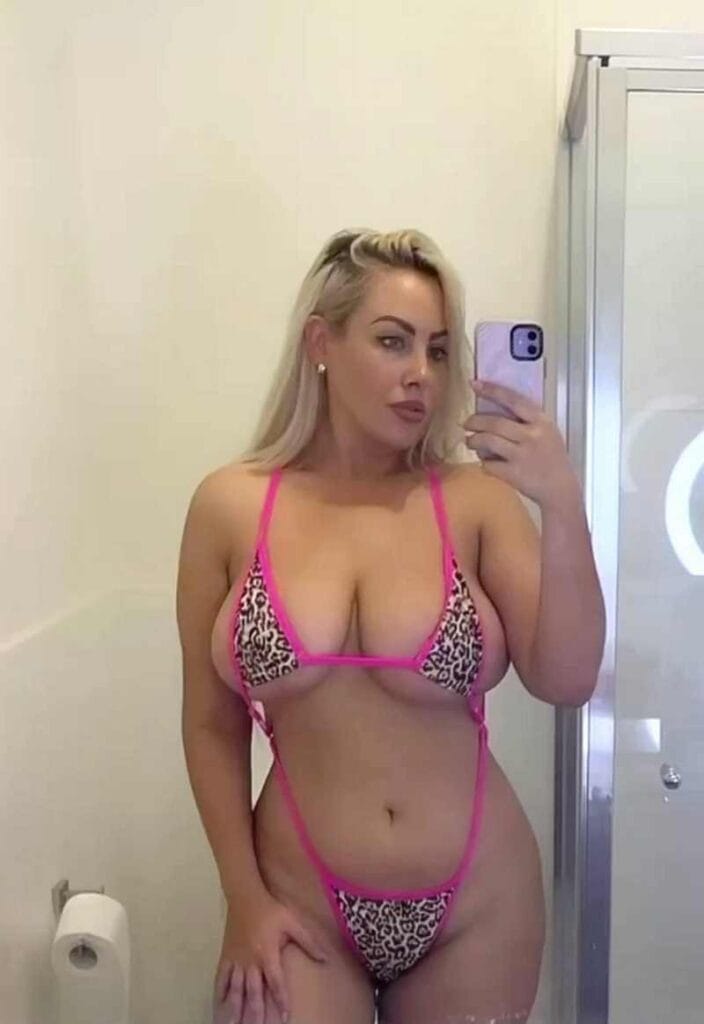Evie Leana dieser Bikini ist für diese Brüste einfach zu klein