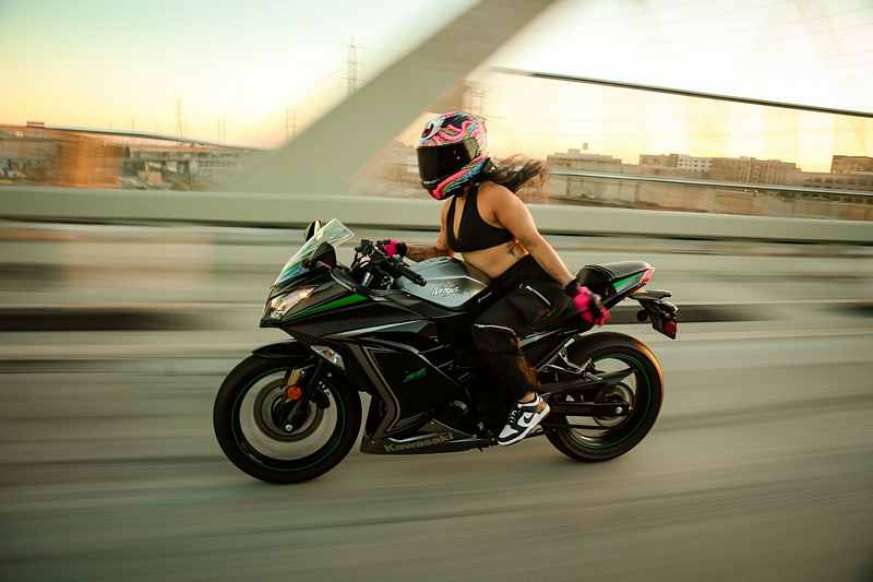 Jackie Huyn sexy angezogen auf ihrem Bike