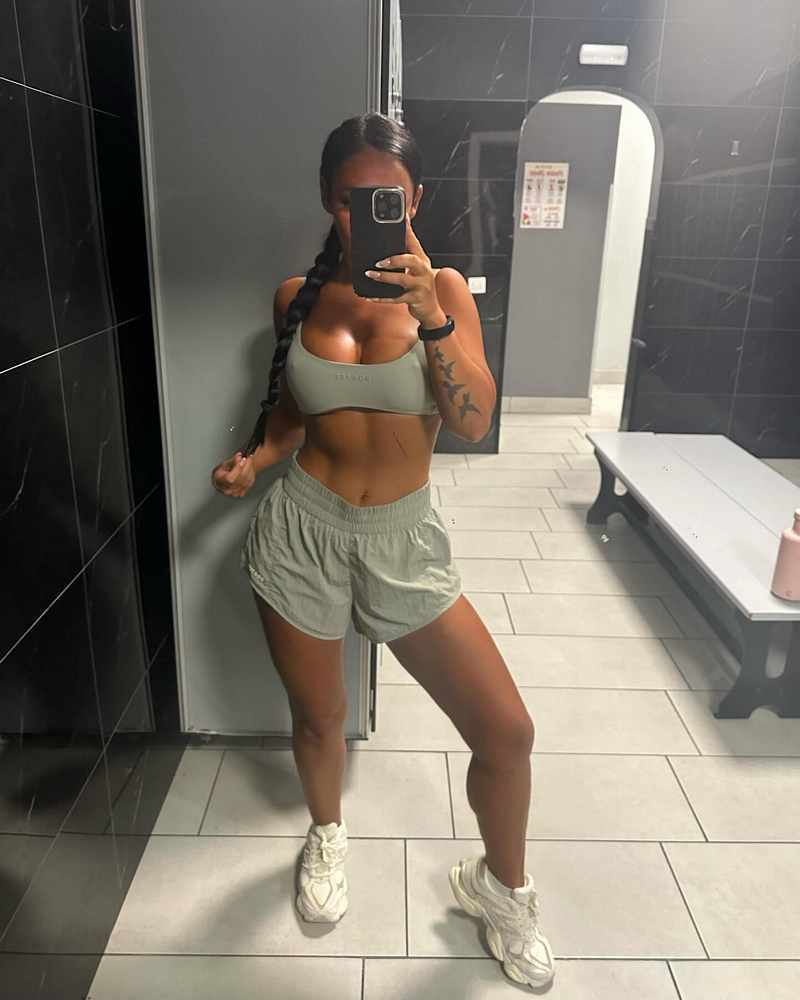 Sapphire liebt es knappe Outfits zu tragen