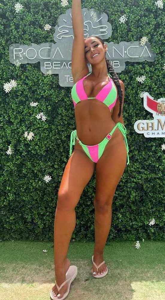 Sapphire trägt einen Bikini und zeigt euch ihren Body