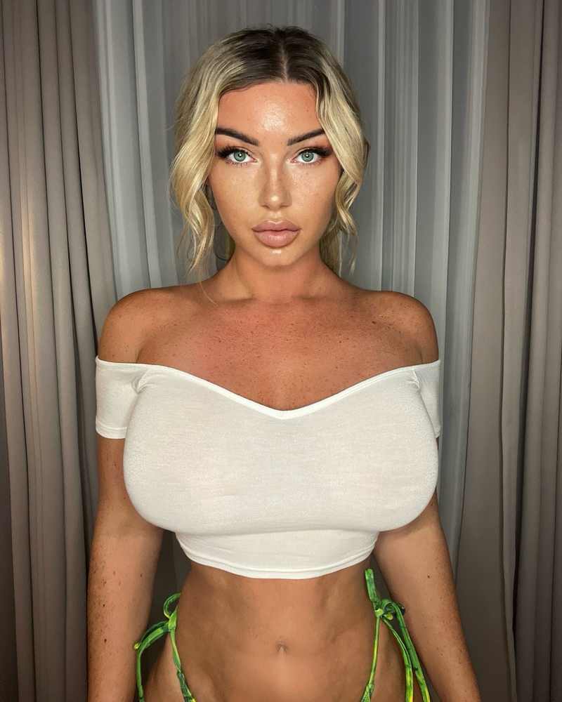 Sasha Maria Figueiredo unschuldig und mega sexy - Top mit dicken Brüsten