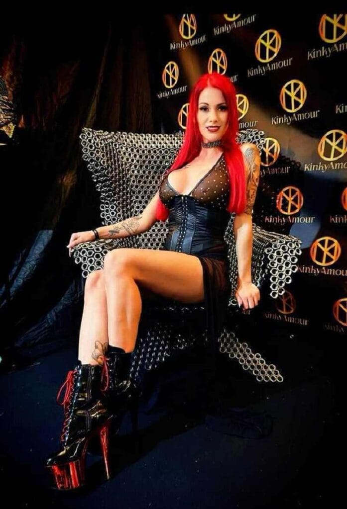 Sugar Sunny als heiße Domina