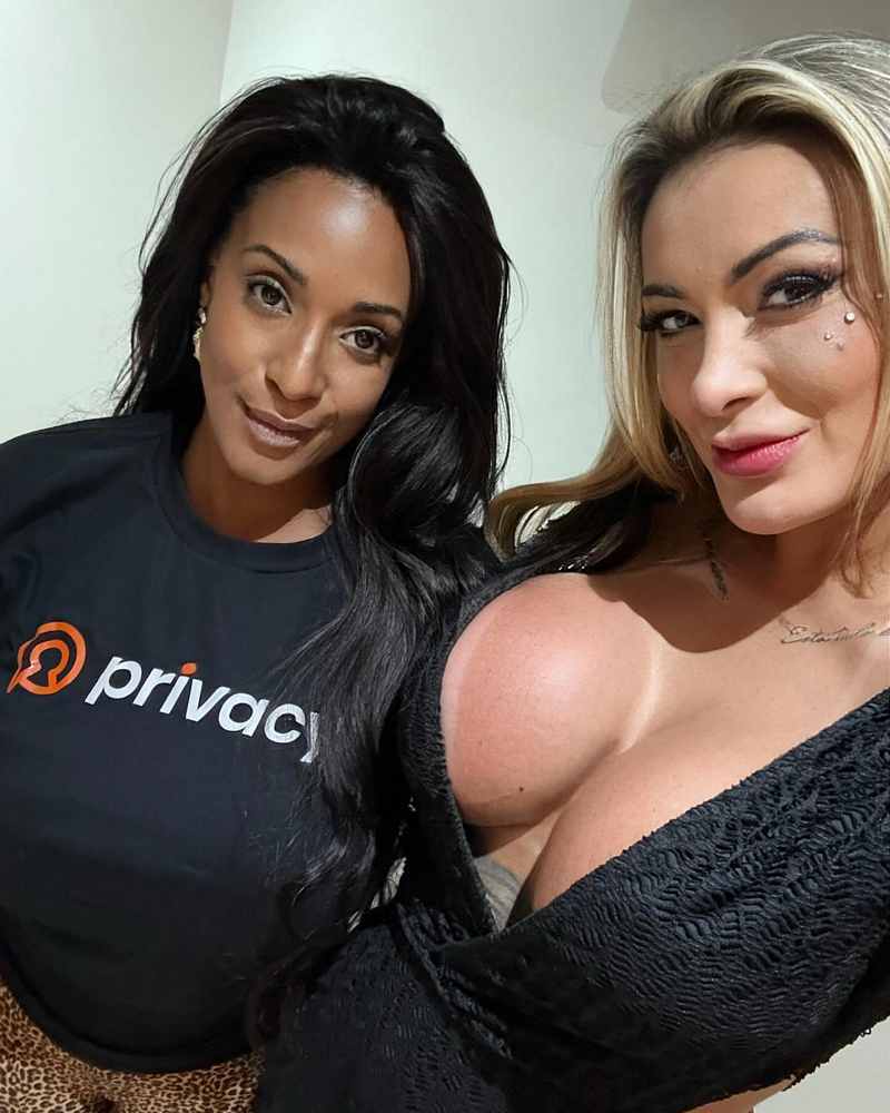 Andressa Urach hält ihrer Busenfreundin ihre Brüste hin
