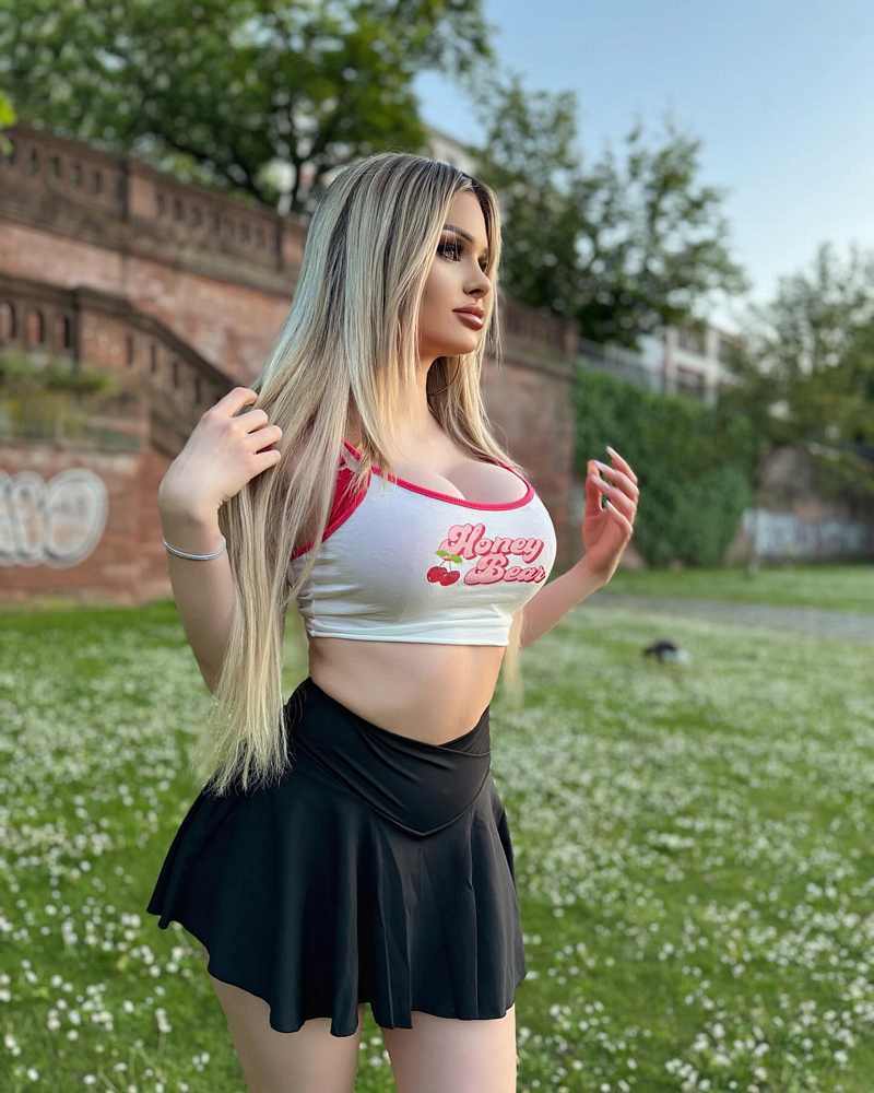 Barbie Stella als Busenprinzessin