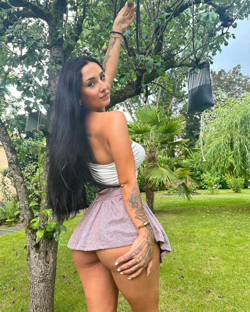 Juicy Joana zeigt sexy Po unterm Minirock