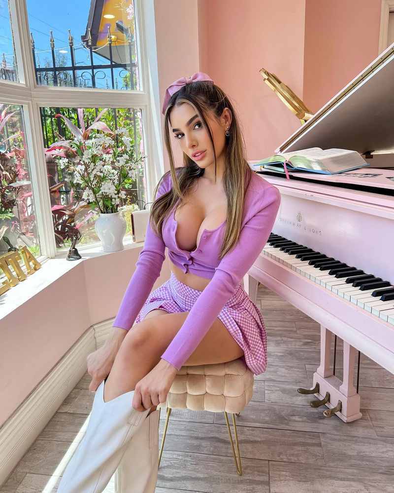 Lyna Perez sieht fast wie eine kleine Klavier-Lolita aus