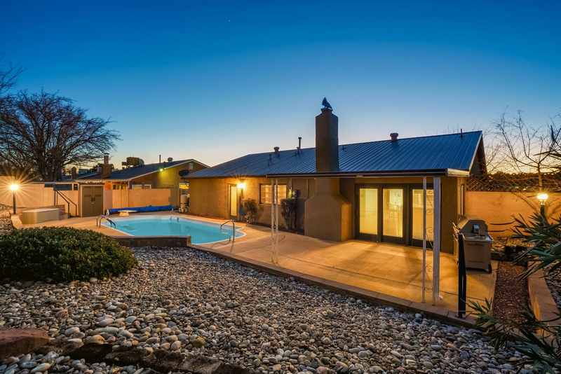 Walter White Hause zu verkaufen - Garten mit Pool