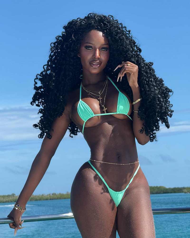 Brenda Perlaza trägt einen grünen Bikini und hat zu große Brüste