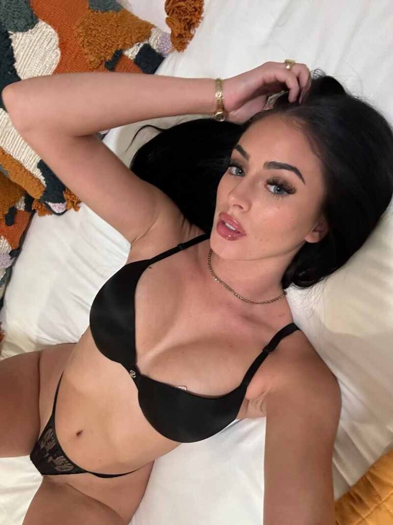 Camilla Araujo liegt nur in Unterwäsche auf dem Bett