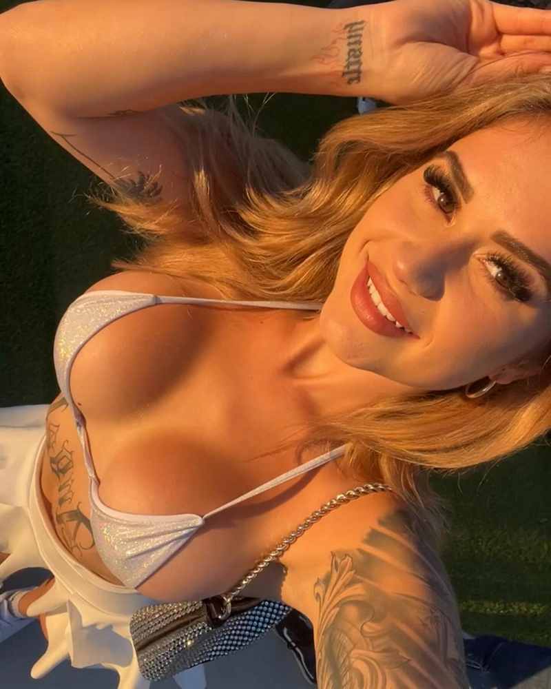 Chalina trägt einen Bikini und zeigt ihre dicken Brüste