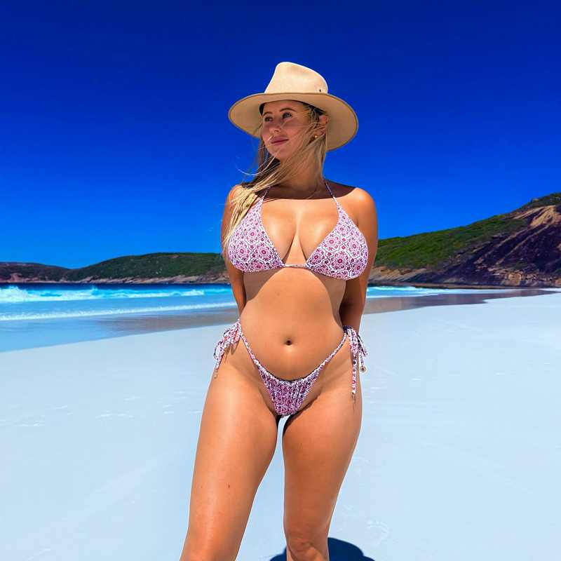 Jaylie Tori am Traumstrand zeigt sie ihren fast nackten Körper
