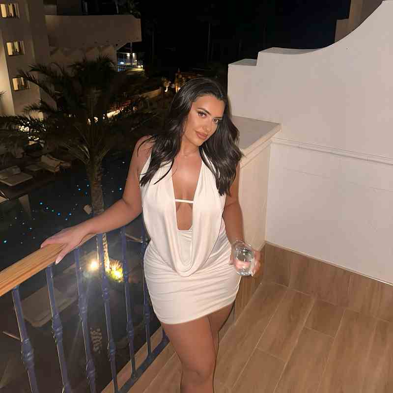 Jessthegoat hat einen extrem tiefen Ausschnitt und sexy Beine