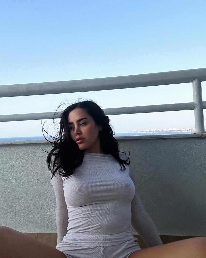 Marnie Simpson zeigt ihre Nippel