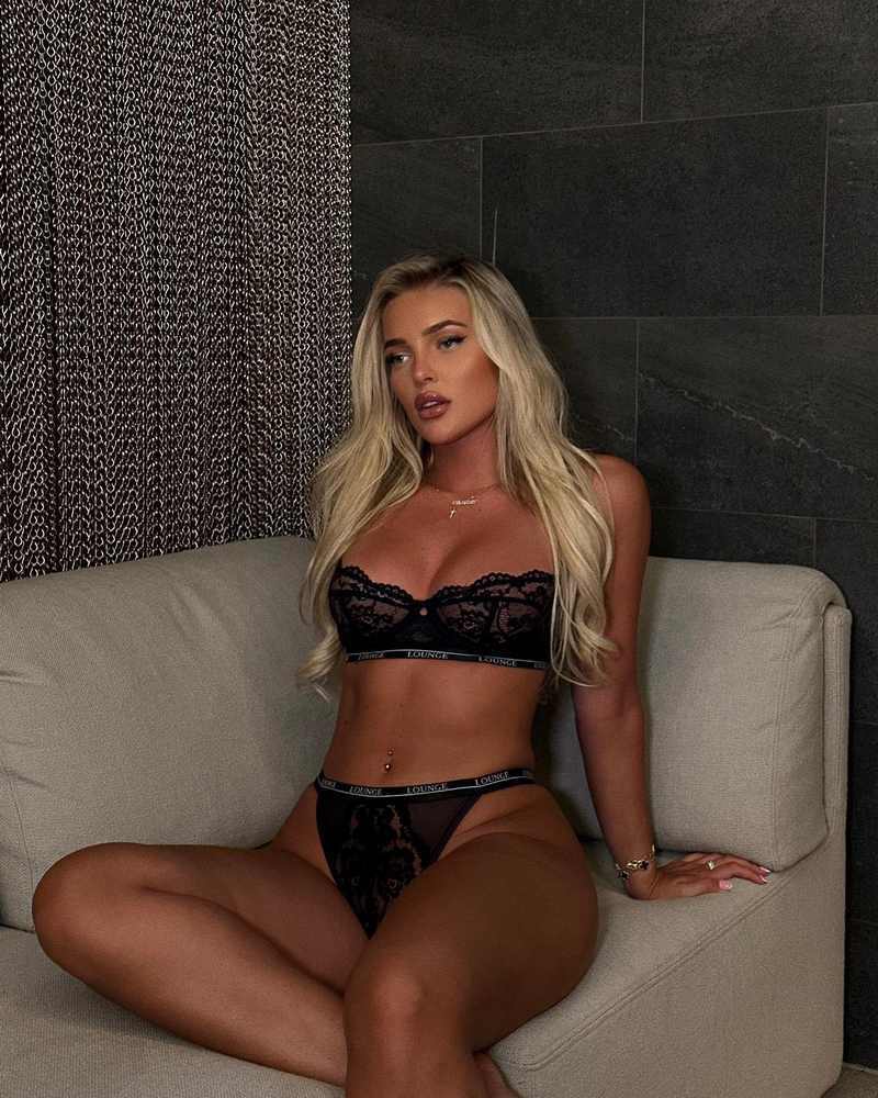 Mary Bedford wartet in Dessous auf ihrem Sofa