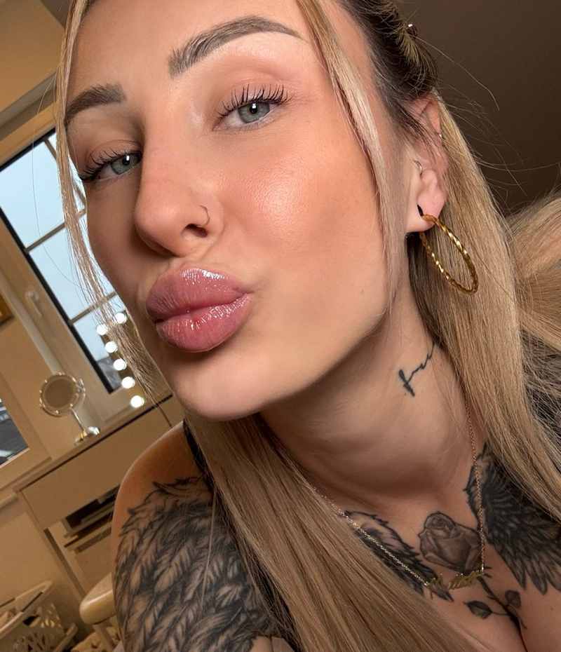 Mel macht einen sexy Kussmund