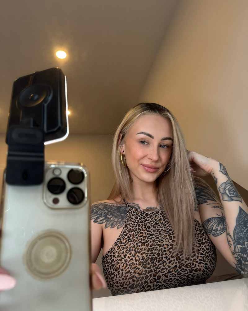 Mel macht einen sexy Leo-Selfie