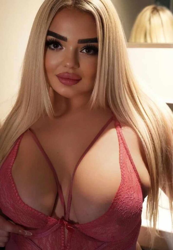 Yolosi in einem sexy Top mit großen Brüsten