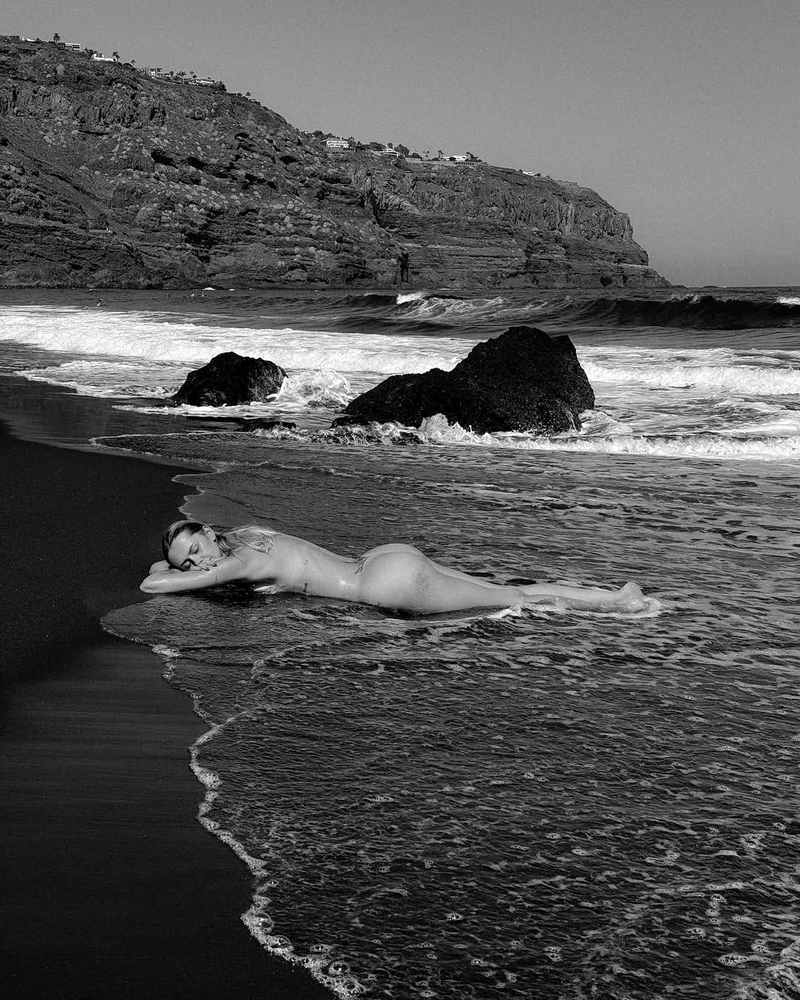 maryzzle liegt nackt am Strand und mag es feucht