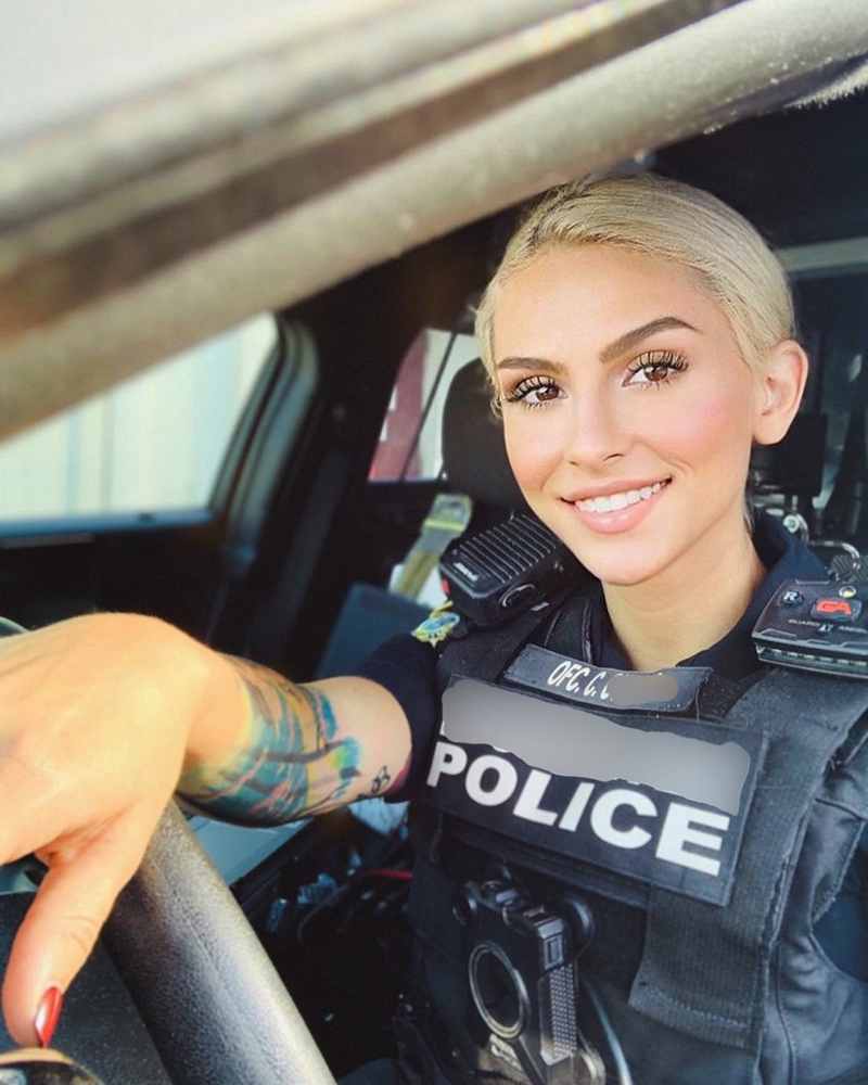 Christie Hagan als hübsche Polizistin im Dienst