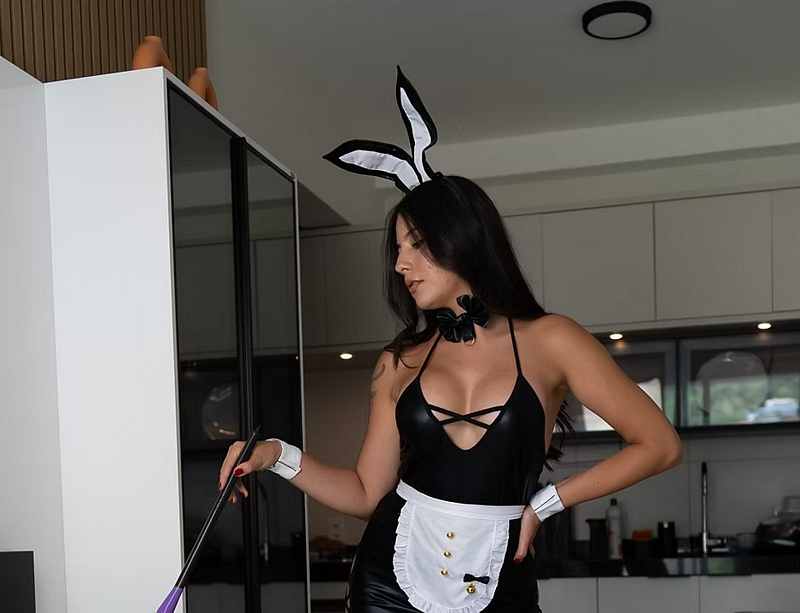 Ellen Salles im Bunny Putzfummel