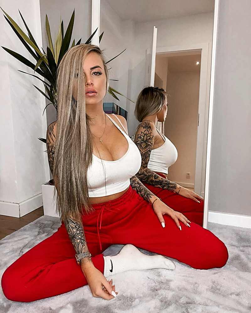 Jade Britani hält jede Menge Brust in die Kamera