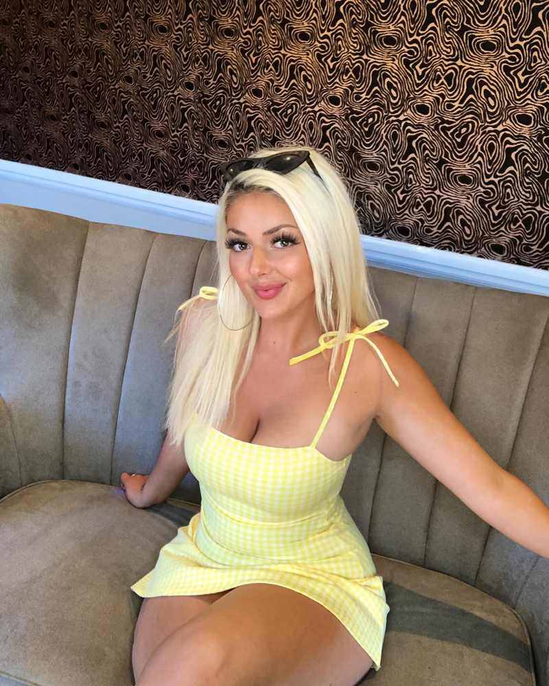 Leylah Linda als hübsche Blondine auf dem Sofa