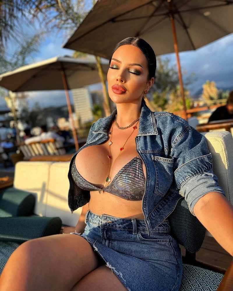 Pariz Zianna entspannt mit dicken Dingern in der Sonne