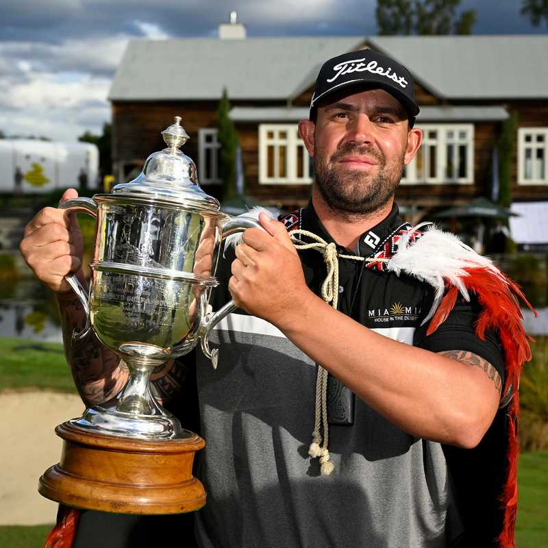 Ryan Peake hält Pokal in den Händen