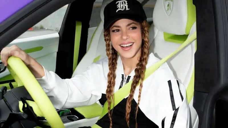 Shakira im Lamborghini - Innenausstattung in Grün-Weiß