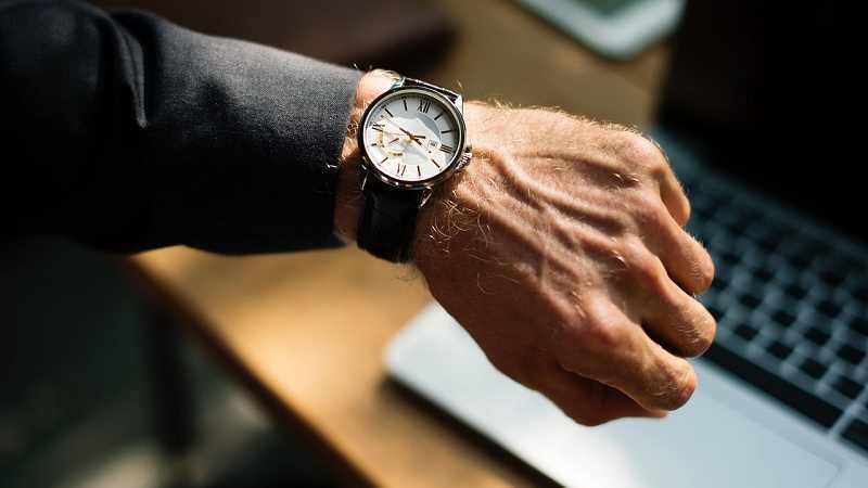 Uhr an Herrenhandgelenk