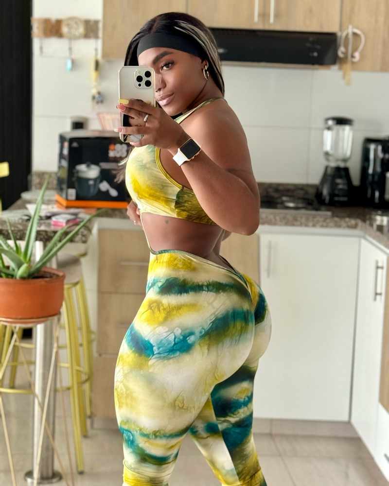Yeri Mina hat in diesen Leggings einen heißen Po