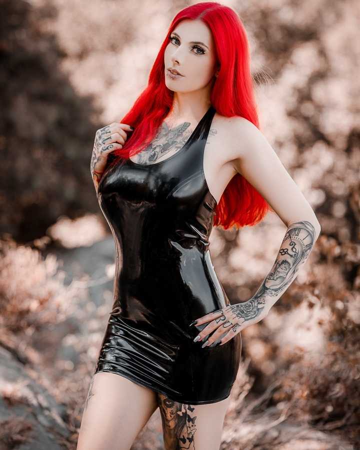 Bonnie Stylez trägt ein schwarzes Lackoutfit