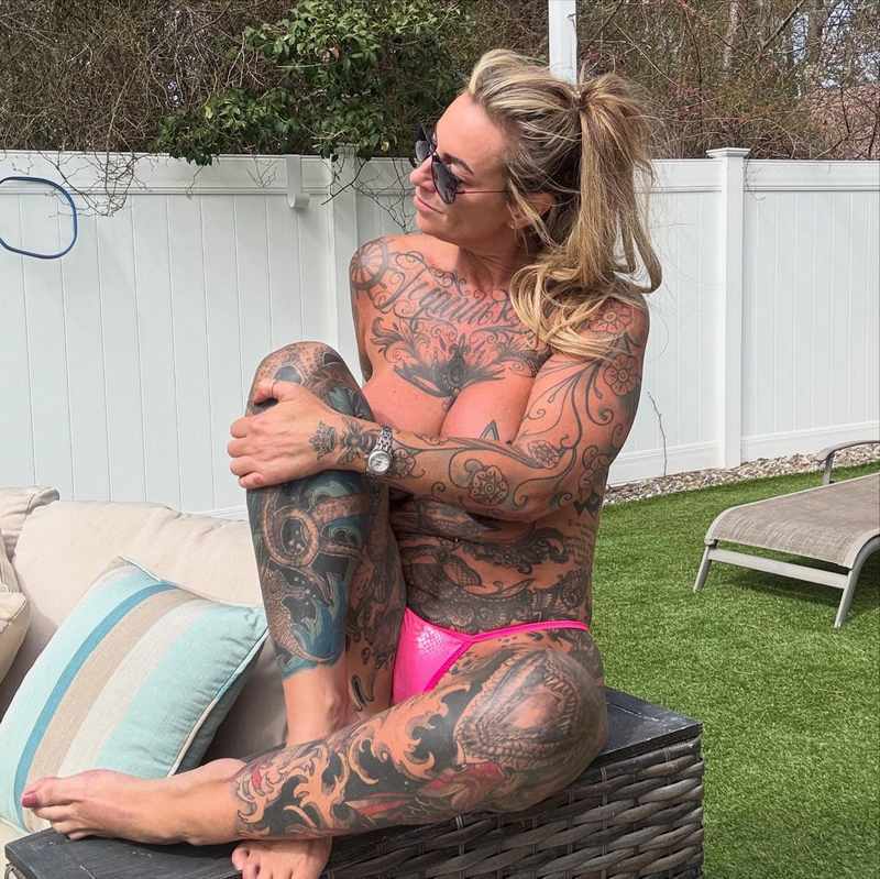 K Fox ist fast nackt nur mit Slip