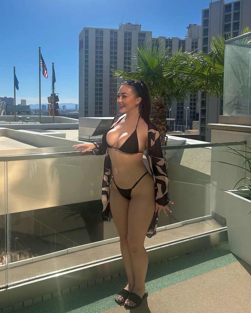 Cassie Lenoir in einem zu engen Bikini
