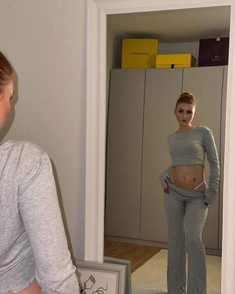 Littlelini zeigt ihre makellose Figur