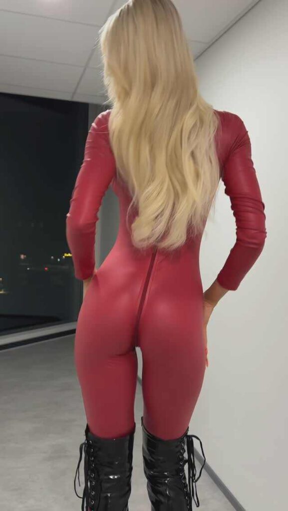 Oona Linna im sexy Anzug von hinten - mega hot