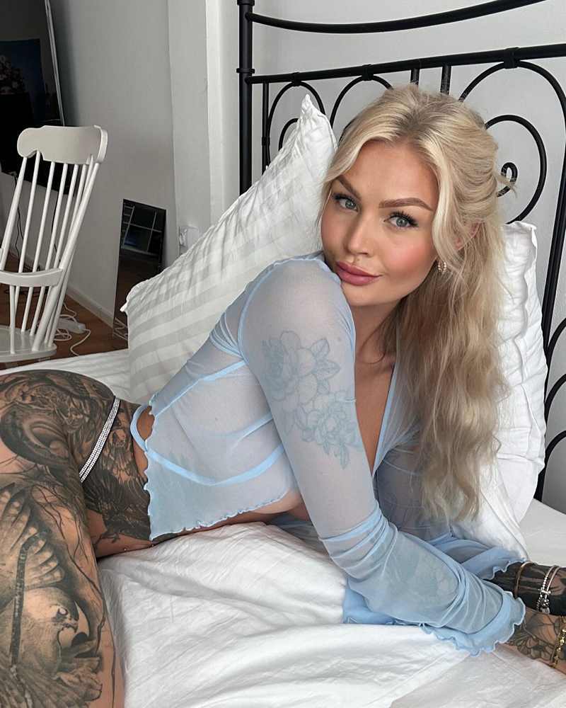 Raya Mayvi verführt euch mit einer durchschtigen Bluse auf ihrem Bett