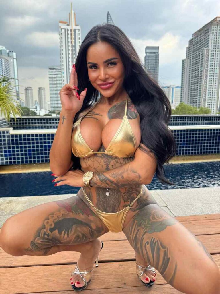 Black Angel Vix im goldenen Bikini - zeigt viel