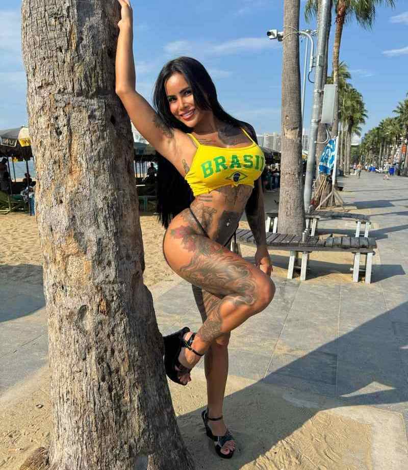 Black Angel Vix im sexy Brasilien-Outfit