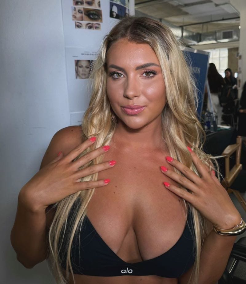 Andreea in sexy bikini.
