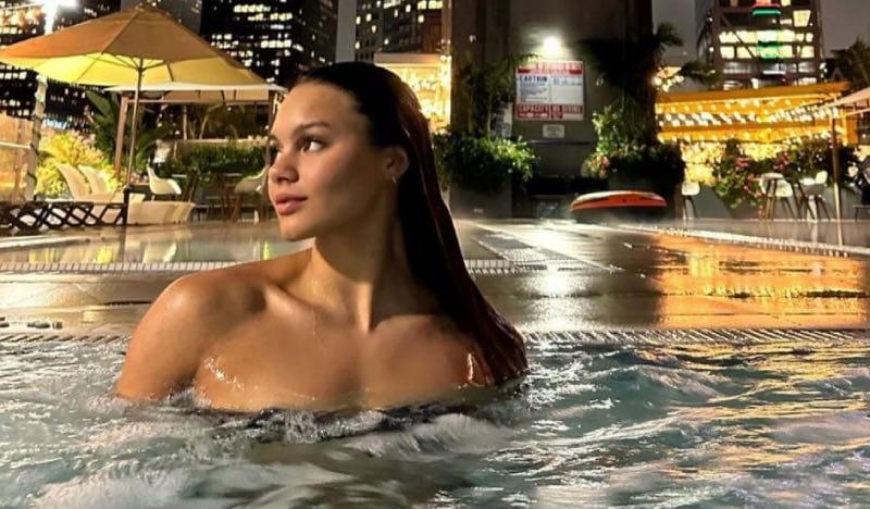 Anicka in pool