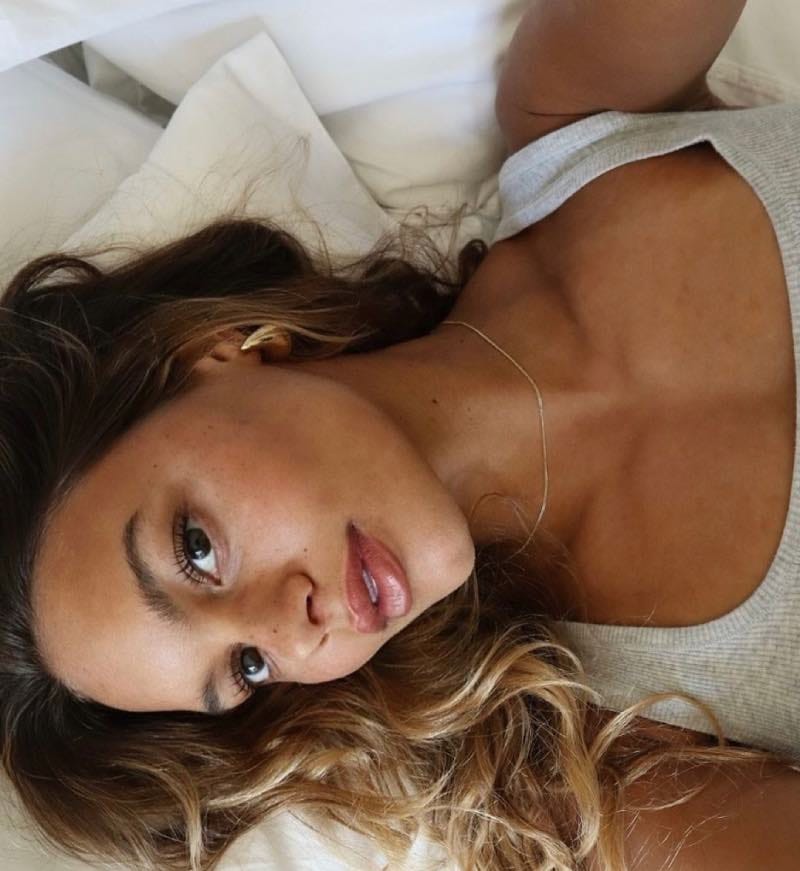 Anicka on bed