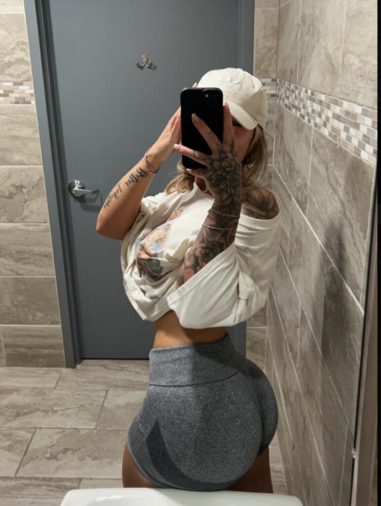 Babe with perfect ass