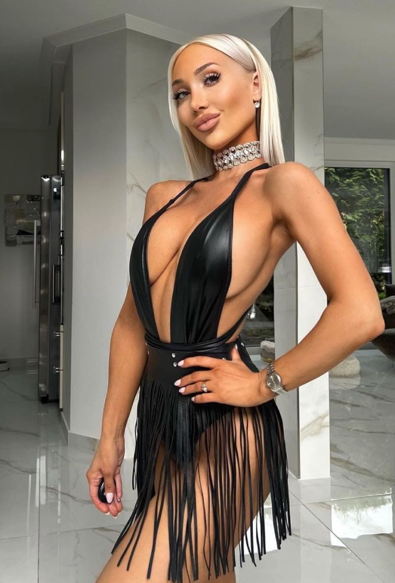 Cornelia in sexy dress