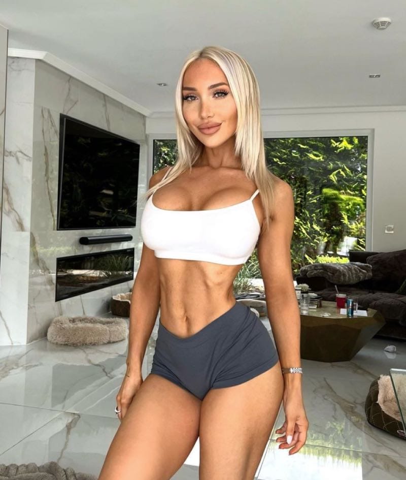 Babe in sports outfit