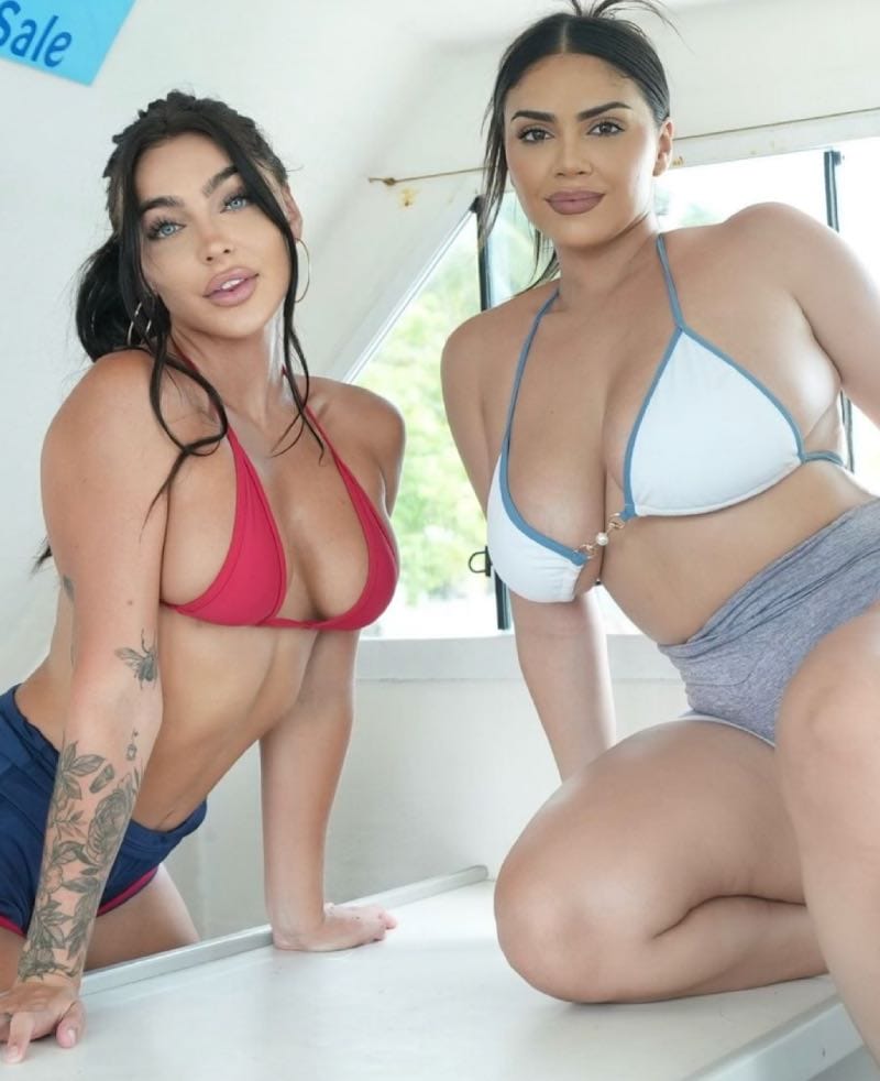 Big tits babe