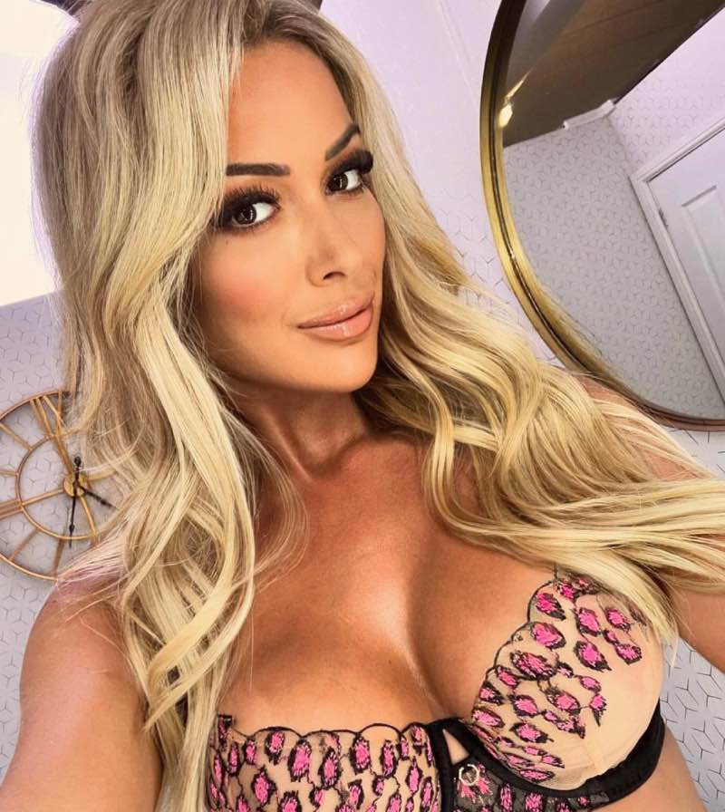 Lauren in sexy outfit