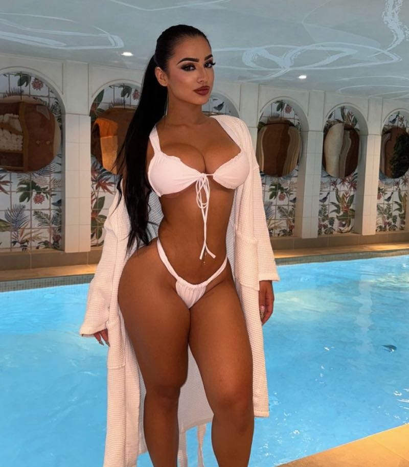 Nadia in sexy bikini