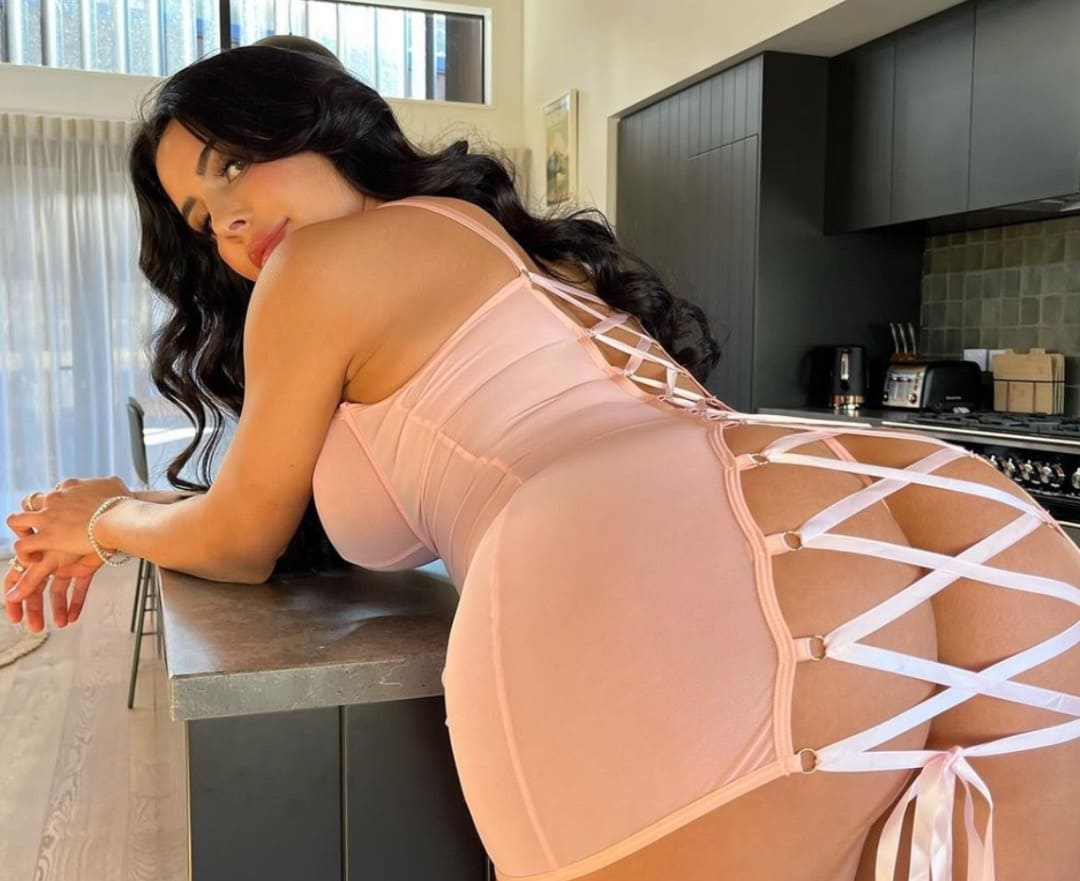 Sexy Fashion Model Lily Adrianne Shows Off Perfect Curves! - DailyBase.com  - EN