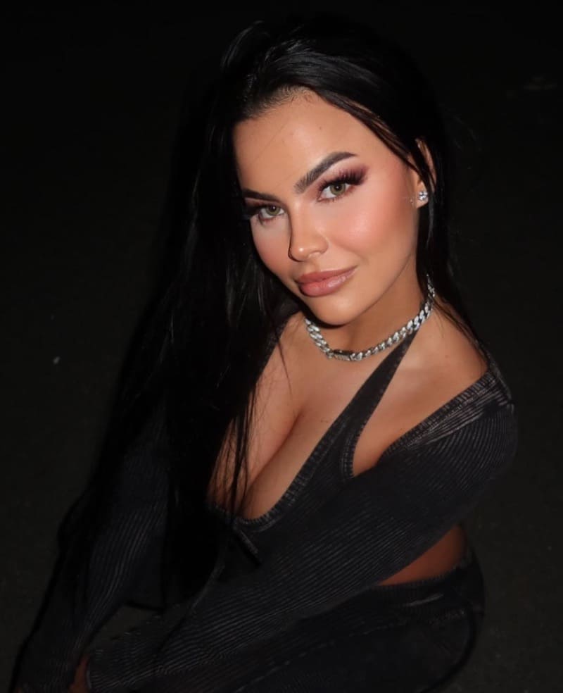 Nice cleavage babe